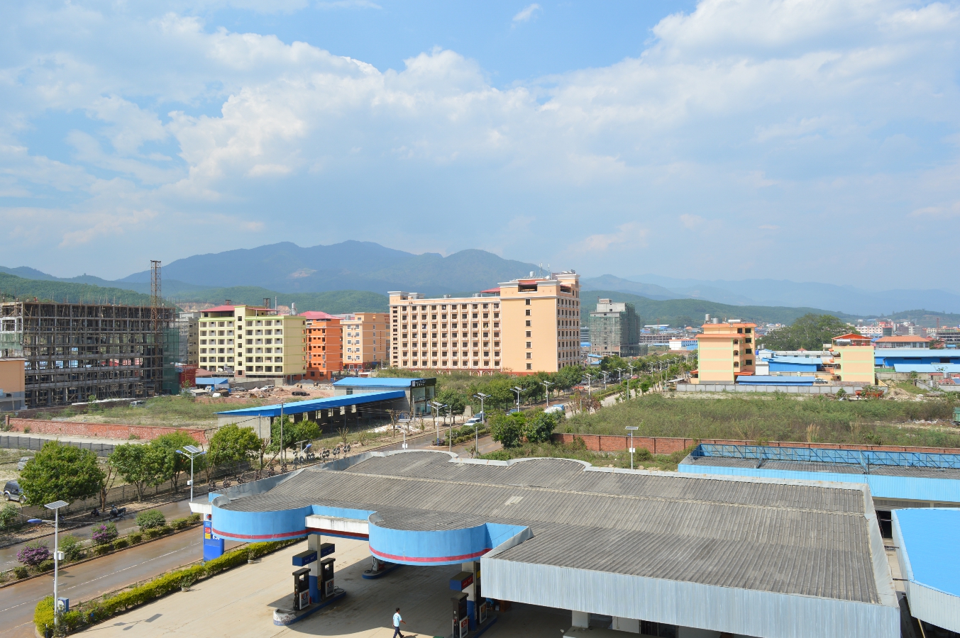 Blcik vom Dach unseres Hotels über Mongla. Die Berge hinter der Stadt gehören schon zu China.