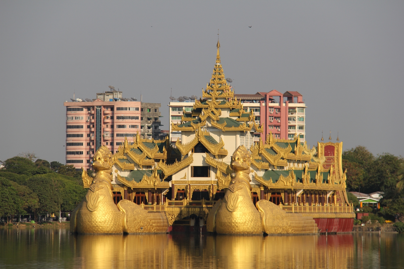 Das Karaweik-Restaurant auf dem Kandawgyi-See in Yangon